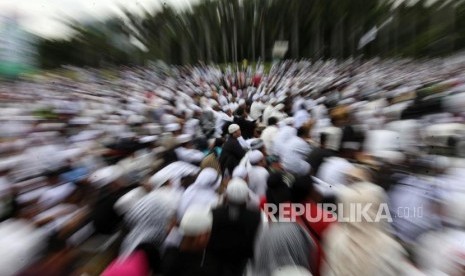 Ribuan umat Islam mengikuti reuni 212 di Monumen Nasional, Jakarta, Sabtu (2/12).