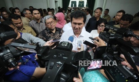 Menteri Pendayagunaan Aparatur Negara dan Reformasi Birokrasi (Menpan RB) Asman Abnur diwawancara wartawan seusai menyampaikan program Percepatan Reformasi Birokrasi Melalui Implementasi Sistem Akuntabilitas Kinerja Instansi Pemerintah (Sakip), di Aula Barat, Gedung Sate, Kota Bandung, Selasa (3/4).