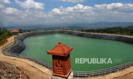 Pengembangan Wisata Yogyakarta. Pengunjung menikmati pemandangan Embung Nglanggeran, Gunungkidul, Yogyakarta, Senin (15/7/2019).