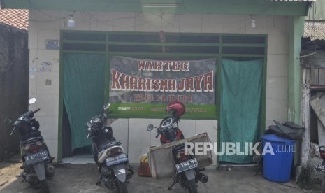 Warung makan menggunakan tirai saat Ramadhan. MUI Bekasi minta pengusaha kuliner dan tempat hiburan malam hormati Ramadhan. Ilustrasi.