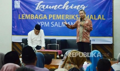 Didampingi Ketua Umum Pusat Halal Salam ITB Prof Slamet Ibrahim (kiri), Kepala Bidang Pengawasan Jaminan Produk Halal Badan Penyelenggara Jaminan Produk Halal Kementerian Agama Republik Indonesia, Harjao Suwito menyempaikan materi saat Launching Lembaga Pemeriksaan Halal YPM Salman ITB, di Gedung GSG Salman ITB, Kota Bandung, Jumat (13/9).