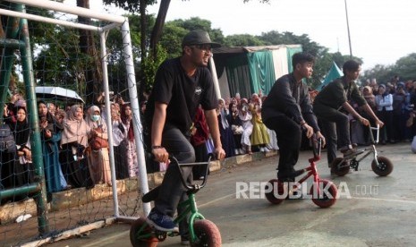 Ustadz Hanan Attaki (kiri) bermain sepeda kate saat ngabuburide di Lapangan Blok S, Senopati, Jakarta. Gerakan Pemuda Hijrah Bentukan Ustadz Hanan Attaki Sasar Dakwah Anak Muda