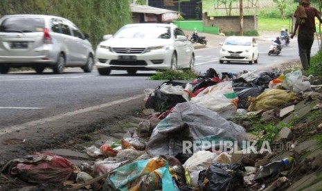 Tumpukan sampah yang sengaja dibuang secara sembarangan tampak di salah satu ruas Jalan Tangkubanparahu, Kecamatan Lembang, Kabupaten Bandung Barat, Ahad (11/3).