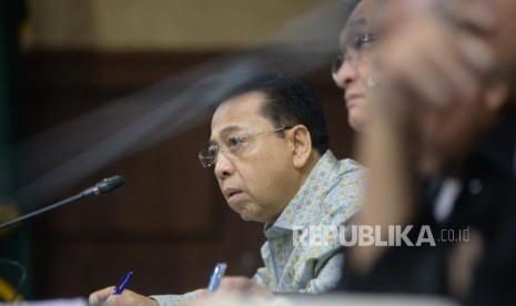 Terdakwa kasus korupsi KTP Elektronik Setya Novanto mengikuti sidang lanjutan di Pengadilan Tipikor, Jakarta, Senin (12/3).