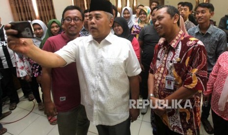 Bupati Kebumen Yazid Mahfudz dan Kepala Diskominfo Kebumen Cokro Aminoto.