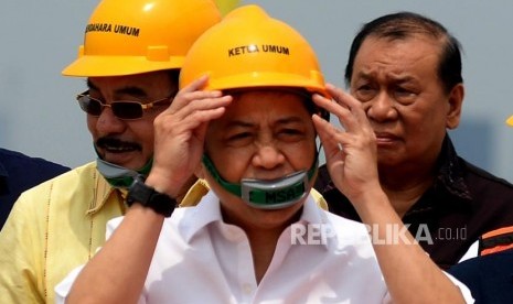 Ketua Umum Partai Golkar Setya Novanto memakai helm saat  gedung baru Partai Golkar di DPP Partai Golkar di Jakarta, Ahad (12/11).