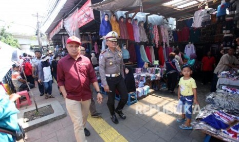 Plt Kepala Perwakilan Ombudsman Jakarta Raya Dominikus Dalu (kiri) bersama Kasubdit Gakkum Ditlantas Polda Metro Jaya AKBP Budiyanto (kanan) meninjau kawasan Tanah Abang, Jakarta, Selasa (20/3).