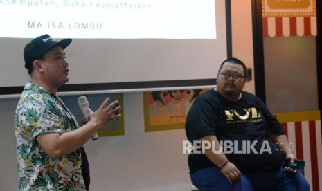 PPGR Maneger NGO Bukalapak Ma Isa Lombu (kiri) memberikan paparan bersama Kepala Bidang III Sinergi Lembaga Forum Organisasi Zakat (FOZ) Angga Nngraha ketika launching dan pemaparan teknis program kemitraan ekonomi umat antara FOZ dan Bukalapak di Jakarta, Jumat (29/3).