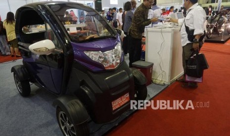 Pengunjung mengamati kendaraan listrik yang dipamerkan pada Indonesia Electric Motor Show (IEMS) 2019, di Balai Kartini, Jakarta, Rabu (4/9).