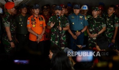 Panglima TNI Marsekal Hadi Tjahjanto didampingi Kepala Basarnas Marsekal Madya M. Syaugi memberikan keterangan usai meninjau lokasi jatuhnya pesawat Lion Air JT 610 di Dermaga JICT 2, Pelabuhan Tanjung Priok, Jakarta, Rabu (31/10).