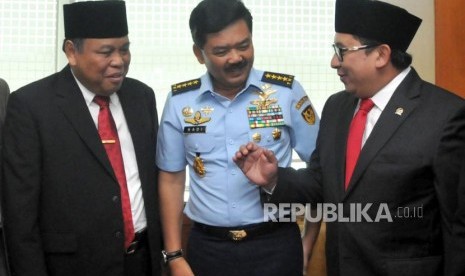 Wakil Ketua DPR Fadli Zon (kanan) berbincang dengan dengan Calon Panglima TNI Marsekal Hadi Tjahjanto (tengah) dan Calon Hakim Mahkamah Konstitusi Arief Hidayat (kiri) sebelum berlangsungnya Sidang Paripurna DPR di Kompleks Parlemen, Senayan, Jakarta, Kamis (7/12).