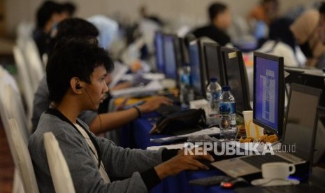 Relawan mengentri data dan pindai form C1 hitung cepat berbasis aplikasi Sistem Informasi Penghitungan Suara (SITUNG) Pemilu tahun 2019 KPU Se-Provinsi DKI Jakarta, Sabtu, (20/4).