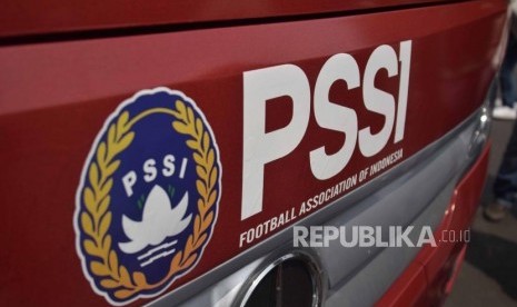 Penampilan Bus  Timnas Sepakbola Indonesia saat   peluncuran bus baru PSSI di  Stadion Utama Gelora Bung Karno, Jakarta, Ahad (22/7).