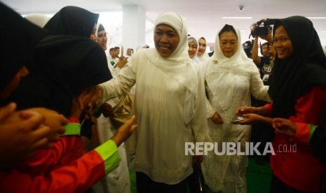 Ketua Umum PP Muslimat Nahdlatul Ulama Khofifah Indar Parawansa didampingi  Ketua Panitia Harlah ke-73 Muslimat NU Yenny Wahid saat menghadiri acara doa bersama dan santunan anak yatim di Gelora Bung Karno, Jakarta, Sabtu (26/1).