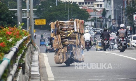 Sebuah sepeda motor dengan bermuatan tumpukan kardus bekas melintas di kisaran fly over Senen Jakarta, Selasa (4/7). Membawa barang dengan kapasitas berlebih pada sepeda motor dapat membahayakan dipengendara dan pengguna jalan lainnya. Foto: darmawan.