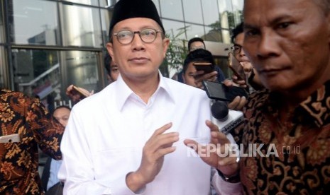 Menteri Agama Lukman Hakim Saifuddin usai menjalani pemeriksaan di kantor KPK, Jakarta, Rabu (8/5).