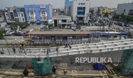 Mengintegrasikan LRT dan Transjakarta dengan Skybridge. Sejumlah pekerja menyelesaikan proyek pembangunan Skybridge di Rawamangun, Jakarta Timur, Kamis (16/5).