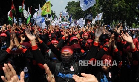 Sejumlah aliansi buruh dari berbagai ormas berjalan menuju Istana Negara pada peringatan Hari Buruh Internasional di Jakarta, Selasa (1/5).