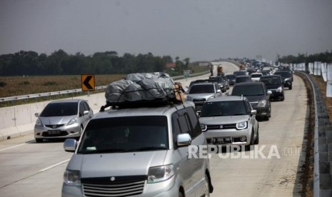 Antrean kendaraan di ruas Jalan Tol Pejagan-Pemalang saat memasuki pintu Tol Fungsional Kertasari, Tegal, Jawa Tengah, Sabtu (9/6).