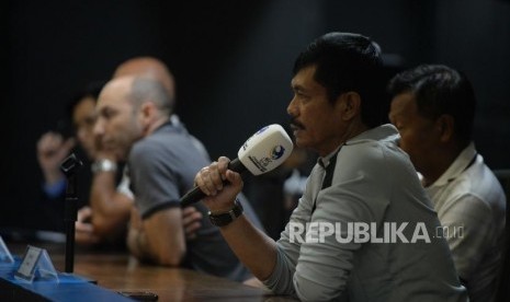 Pelatih Indonesia, Indra Sjafri memberikan keterangan kepada media terkait persiapan tim nasional sepakbola Indonesia U19 menjelang  di ruang  konferensi pers Stadion Utama Gelora Bungkarno, Jakarta, Rabu (17/10).