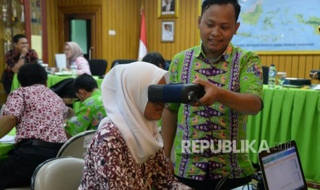 Petugas suku dinas kependudukan dan pencatatan sipil Kota Adminstrasi Jakarta Selatan melakukan perekaman KTP elektronik kepada para siswa SMKN 28 Jakarta, Kamis (10/1).