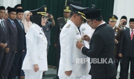 Gubernur Jawa Barat Ridwan Kamil melantik Nasrudin Aziz dan Eti Herawati sebagai Wali Kota dan Wakil Wali Kota Cirebon, di Aula Barat, Gedung Sate, Kota Bandung, Rabu (12/12).