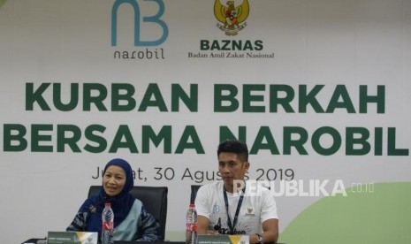 Anggota BAZNAS Emmy Hamidiyah bersama Direktur Utama Jatelindo Armanto Idham Hadju memberikan keterangan terkait kurban berkah bersama narobil di Kantor BAZNAS, Jakarta, Jumat (30/8).