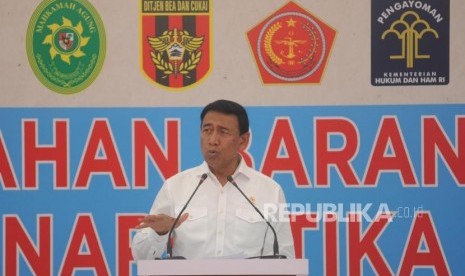 Menteri Koordinator Bidang Politik Hukum dan Keamanan Republik Indonesia Wiranto memberikan sambutan dalam pemusnahan narkotika dan pil PCC di  kawasan Bandara Soekarno Hatta, Tangerang, Banten, Kamis (28/12).