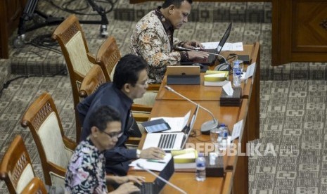 Calon pimpinan KPK, Irjen Firli Bahuri (kanan), Johanis Tanak (tengah) dan Luthfi Jayadi (kiri) saat mengikuti uji kelayakan dan kepatutan calon pimpinan KPK di Kompleks Parlemen, Senayan, Jakarta, Senin (9/9).