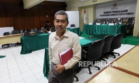 Sahroni (kiri) sebagai pelapor berjalan keluar ruangan seusai sidang penanganan pelanggaran administratif pemilu di Bawaslu DKI, Sunter, Jakarta Rabu (23/10).