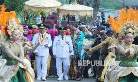 Prosesi penyambutan Gubernur dan Wakil Gubernur Jawa Barat yang baru, Ridwan Kamil (Emil) dan Uu Ruzhanul Ulum pada acara Serah Terima Jabatan Gubernur Jawa Barat, di Halaman Gedung Sate, Kota Bandung, Kamis (6/9).