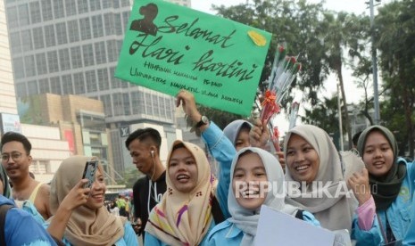 Sejumlah Mahasiswa Universitas Nahdlatul Ulama saat melakukan aksi pada Hari Bebas Kendaraan Bermotor (HBKB) di kawasan Bundaran HI, Jakarta, Ahad (21/4).