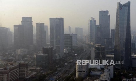 Suasana gedung bertingkat yang diselimuti asap polusi di Jakarta, Rabu (31/7).