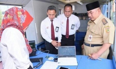  Bupati Wardoyo Wijaya memeriksa pelayanan KPPN online di Sukoharjo