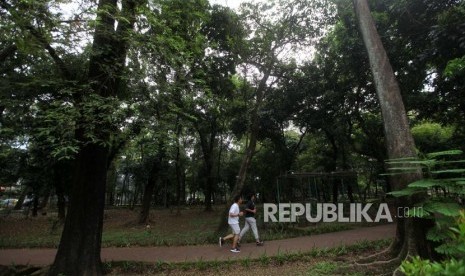 Warga berolahraga di Taman Hutan Kota Tebet, Jakarta Selatan.