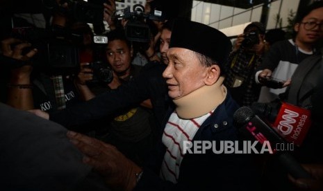 Terpidana kasus penerimaan suap Fuad Amin Imron (tengah)  usai menjalani pemeriksaan di gedung KPK  di Jakarta, Senin (22/10/2018).