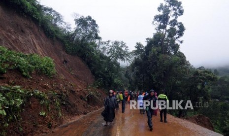 Suasana evakuasi longsor di Jalur Utama Puncak, Bogor, Jawa Barat, Senin (5/2).