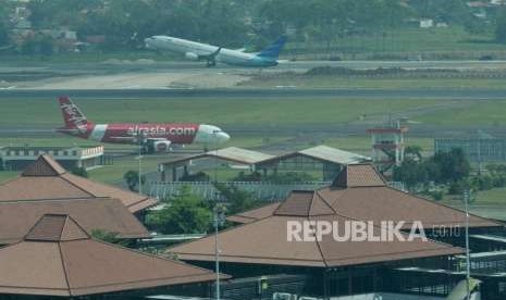 Pesawat lepas landas terlihat dari menara kontrol (Air Traffic Controller/ATC) Bandara Internasional Soekarno-Hatta, Tangerang, Banten, Senin (6/8).