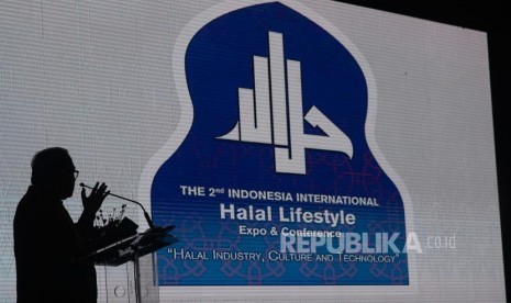 Ketua Halal Lifestyle Center Sapta Nirwandar memberikan sambutan dalam pembukan The 2nd Indonesia Internasional Halal Lifestyle Expo & Conference (INHALEC) di Balai Kartini, Jakarta, Kamis (19/10).