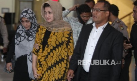 Istri Ketua DPR Setya Novanto, Deisti Astriani Tagor (tengah) berjalan seusai menjalani pemeriksaan di Gedung KPK, Jakarta, Senin (20/11).