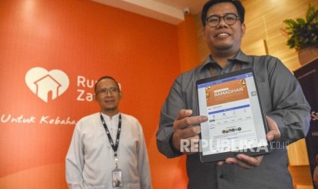 CEO Rumah Zakat Nur Efendi (kanan) didampingi CTO Rumah Zakat Herry Hermawan (kiri) menunjukan layanan chatboth Rania pada  acara konferensi pers di kantor Rumah Zakat, Jalan Turangga, Kota Bandung, Senin (6/5).