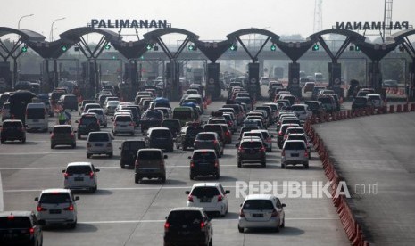 Antrean kendaraan saat melintas di Pintu masuk Tol Palimanan, Cirebon, Jawa Barat, Sabtu (9/6).