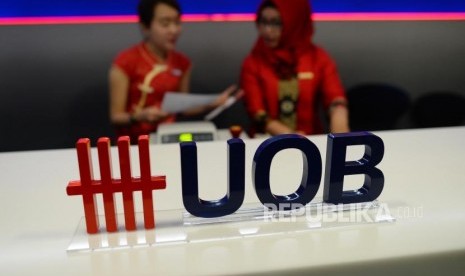 Teller melayani nasabah saat festival Li Chun, satu hari sebelum perayaan imlek di Bank UOB Indonesia, Jakarta, beberapa waktu lalu.