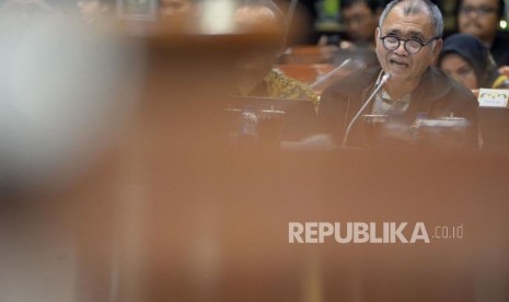 Ketua KPK Agus Raharjo memyampaikan pandangannya sat mengikuti Rapat Dengar Pendapat (RDP) lanjutan dengan Komisi III DPR di Kompleks Parlemen Senayan, Jakarta, Selasa(13/2).