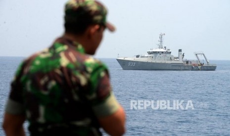 Kapal KRI Rigel 933 saat melakukan pencarian dalam proses evakuasi pesawat Lion Air JT610 di perairan Karawang, Jawa Barat, Rabu (31/10).