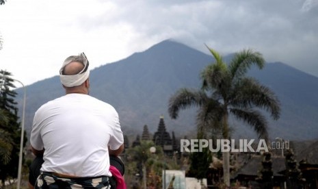 tetap Kunjungi Pura Besakih. Wisatawan mengunjungi Pura Besakih, Bali, Sabtu (2/12).