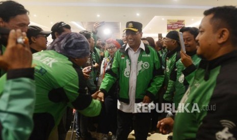 Menteri Perhubungan Budi Karya Sumadi bersalaman dengan pengemudi ojek online saat tiba di Transmart Carrefour, Depok, Jawa Barat, Sabtu (5/1).