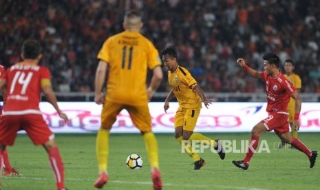 Pemain Bhayangkara FC Hargianto berusaha melepaskan tendangan saat laga pembuka Liga 1 Gojek Traveloka di Stadion Gelora Bung Karno, Senayan, Jakarta, Jumat (23/3).