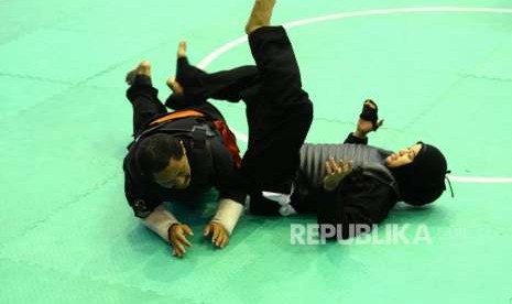 Presiden Tinjau Pelatnas Pencak Silat. Atlet pecnak silat Asian Games 2018 berlatih di komplek TMII, Jakarta, Senin (6/8).