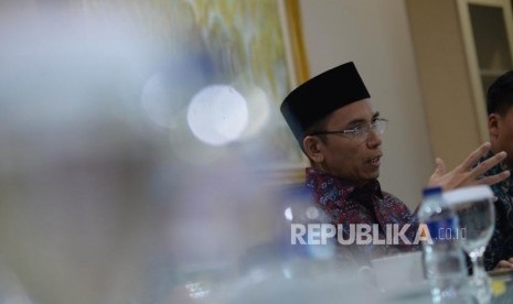 Tokoh Nasional yang juga Gubernur NTB Muhammad Zainul Majdi atau Tuan Guru Bajang (TGB) menyampikan paparannya saat berkunjung ke Kantor Republika, Jakarta, Selasa (17/7).